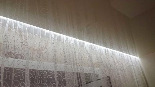 Закладная под натяжной потолок для карниза. Каким способом можно закрепить карниз на натяжной конструкции?