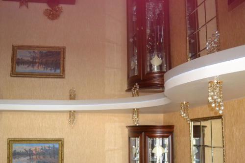 Двухуровневый натяжной потолок без гипсокартона. Обзор 4 популярных видов двухуровневого натяжного потолка в зале