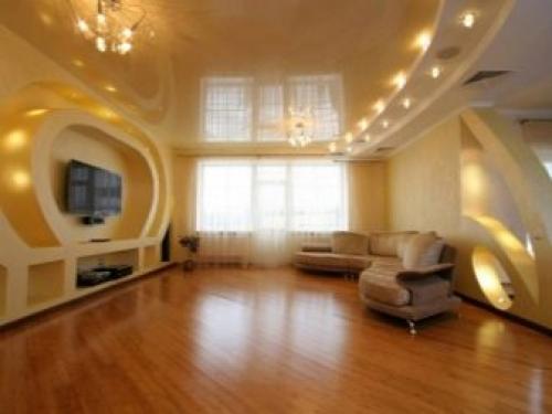 Натяжные потолки для больших помещений. Натяжные потолки для зала: красивый дизайн гостиной 04 Натяжные потолки для больших помещений. Натяжные потолки для зала: красивый дизайн гостиной 04