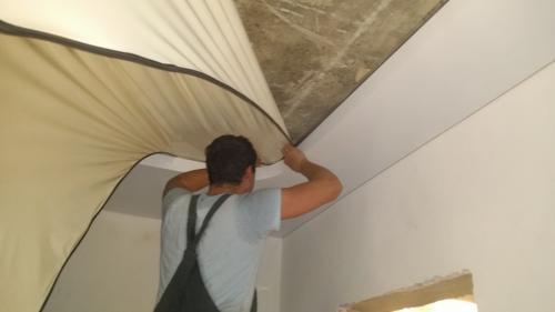 Установка натяжных потолков до или после обоев. Можно ли клеить обои перед установкой потолка