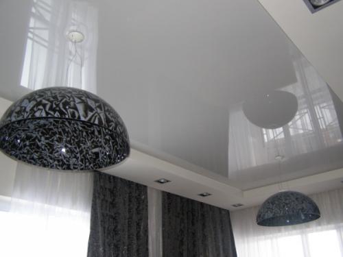 Глянцевый или матовый натяжной потолок. Выбираем, какой натяжной потолок лучше глянцевый или матовый: виды, особенности, цены