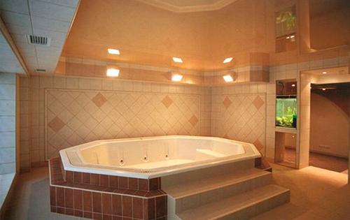 Матовый натяжной потолок в ванной. Натяжной потолок в ванной глянцевый или матовый