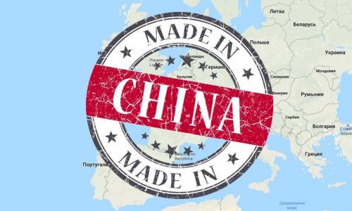 Натяжные потолки запрещены в европе. Обзор, анализ и сравнение 8 мировых лидеров потолочного производства Мало кому сегодня нужно объяснять, что такое натяжной потолок и чем он хорош. За более чем два десятилетия его повсеместного использования, подавляющее большинство людей если уж и не знает отличий пвх от тканевых полотен, но уж точно осведомлено о положительных сторонах его применения. На просторах интернета каждый с легкостью найдет исчерпывающую информацию о достоинствах и недостатках этого изделия, но вердикт всех мнений будет одинаков, натяжной потолок — это отличное решение, сочетающее простоту и надежность, многообразный внешний вид и приемлемую цену.