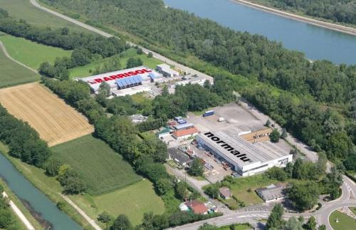 Натяжные потолки запрещены в европе. Обзор, анализ и сравнение 8 мировых лидеров потолочного производства Мало кому сегодня нужно объяснять, что такое натяжной потолок и чем он хорош. За более чем два десятилетия его повсеместного использования, подавляющее большинство людей если уж и не знает отличий пвх от тканевых полотен, но уж точно осведомлено о положительных сторонах его применения. На просторах интернета каждый с легкостью найдет исчерпывающую информацию о достоинствах и недостатках этого изделия, но вердикт всех мнений будет одинаков, натяжной потолок — это отличное решение, сочетающее простоту и надежность, многообразный внешний вид и приемлемую цену.