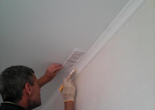 Как клеить потолочный плинтус на обои. Какой вид изделий выбрать