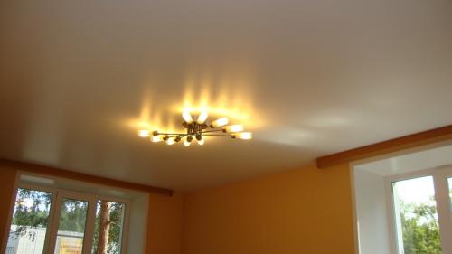 Натяжной потолок белый глянец. Белый натяжной потолок