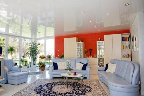 Натяжной потолок белый глянец. Белый натяжной потолок