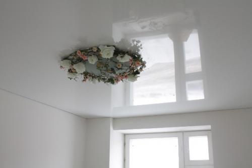 Натяжной потолок белый глянец. Белый натяжной потолок