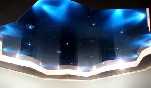 Натяжные потолки глянцевые. Современные глянцевые натяжные потолки — фото в интерьере и советы по выбору