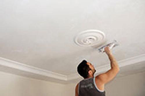 Чем покрасить потолок в ванной комнате. Покрытия для потолка в ванной комнате: какие бывают?