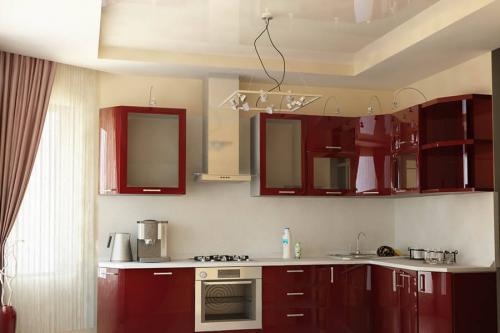 Натяжные потолки на кухне с газовой плитой. Можно ли делать натяжной потолок на кухне с газовой плитой