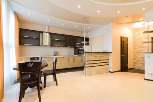 Натяжные потолки на кухню. Натяжные потолки для кухни: варианты дизайна с фото