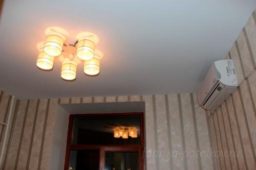 Натяжной потолок из обычной ткани. Плюсы и минусы 07