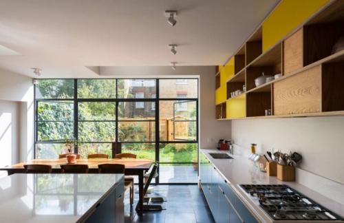 Поворотные споты в интерьере. Виды и особенности