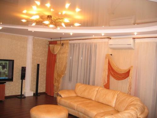 Люстры для натяжных потолков в зал. Выбираем люстру в гостиную или зал: нюансы и особенности