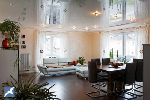 Освещение в зале с натяжным потолком. Выбор точечных светильников для расположения на натяжном потолке