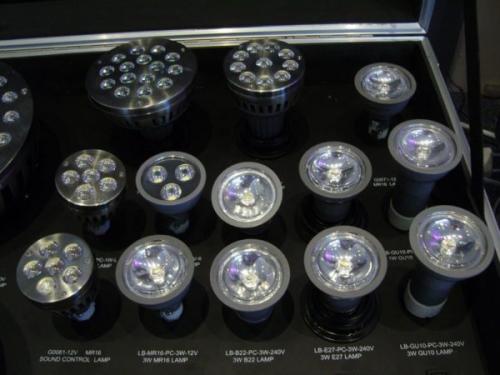 Светодиодные люстры для натяжного потолка. Все ответы на вопрос, почему светодиодные потолочные светильники для натяжных потолков — лучшее решение