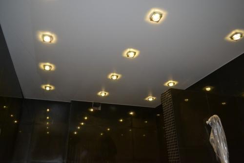 Дизайн натяжных потолков с точечными светильниками. Точечные светильники для натяжных потолков –, как выбрать и установить потолочные элементы (115 фото)