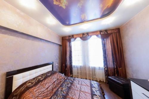 Натяжной потолок в спальне без люстры. Виды натяжных потолков для спальни