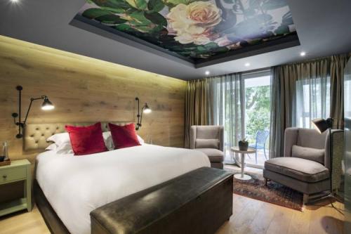 Натяжной потолок в спальне без люстры. Виды натяжных потолков для спальни