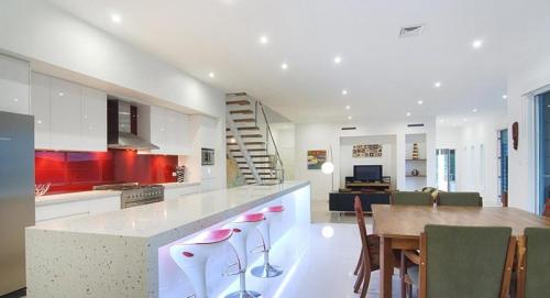 Светильник для натяжного потолка. Как подобрать светильники для натяжного потолка — подходящие виды, рекомендации по их монтажу и советы по выбору (120 фото) 07 Светильник для натяжного потолка. Как подобрать светильники для натяжного потолка — подходящие виды, рекомендации по их монтажу и советы по выбору (120 фото) 07