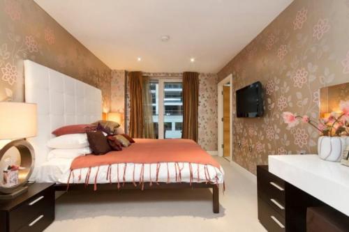 Натяжной потолок в спальне без люстры. Виды натяжных потолков для спальни