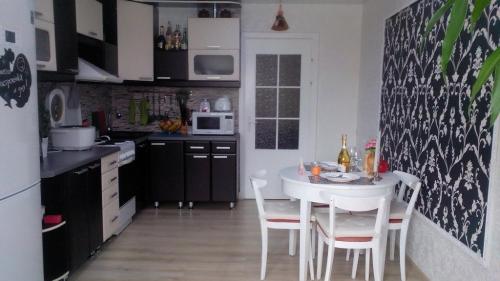 Комбинированный вариант отделки стен кухни. Как скомбинировать обои двух видов на кухне?