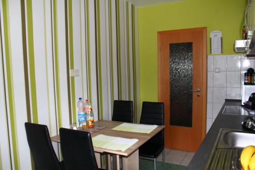 Комбинированный вариант отделки стен кухни. Как скомбинировать обои двух видов на кухне?