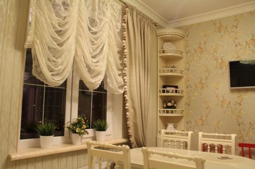 Комбинированный вариант отделки стен кухни. Как скомбинировать обои двух видов на кухне?