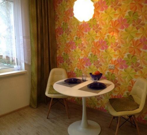 Комбинированный вариант отделки стен кухни. Как скомбинировать обои двух видов на кухне?