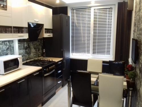 Комбинированный вариант отделки стен кухни. Как скомбинировать обои двух видов на кухне?