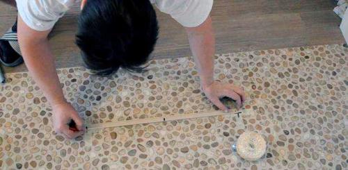 Установка точечных светильников на натяжной потолок. Разметка