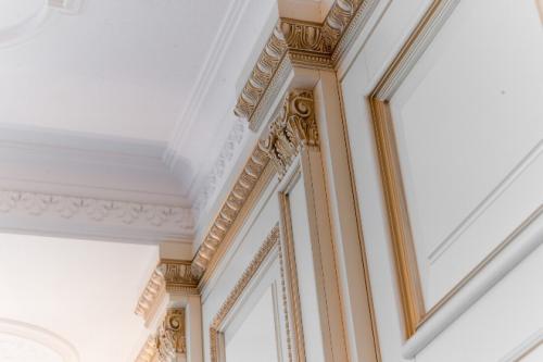 Лучшие плинтусы для натяжных потолков на 2022 год. Особенности 12 Лучшие плинтусы для натяжных потолков на 2022 год. Особенности 12