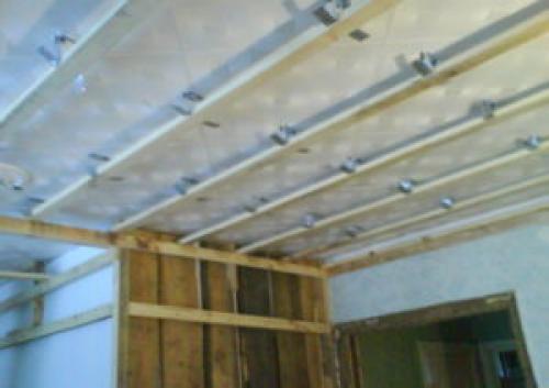Потолок в коттедже. Потолок из деревянной вагонки