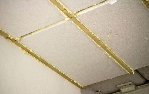 Потолок в гараже из пластиковых панелей. ПВХ-панели