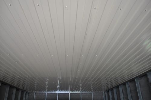 Потолок в гараже из пластиковых панелей. ПВХ-панели